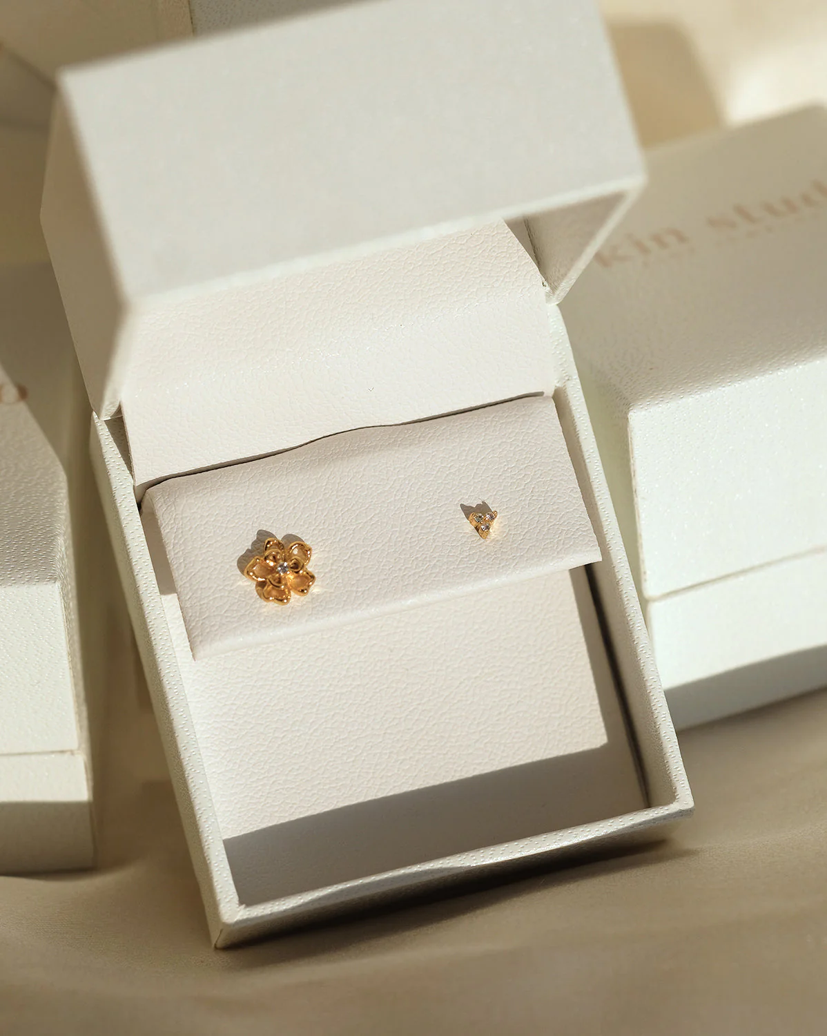 14K Solid Gold Fleur Petite Stud - Image 8