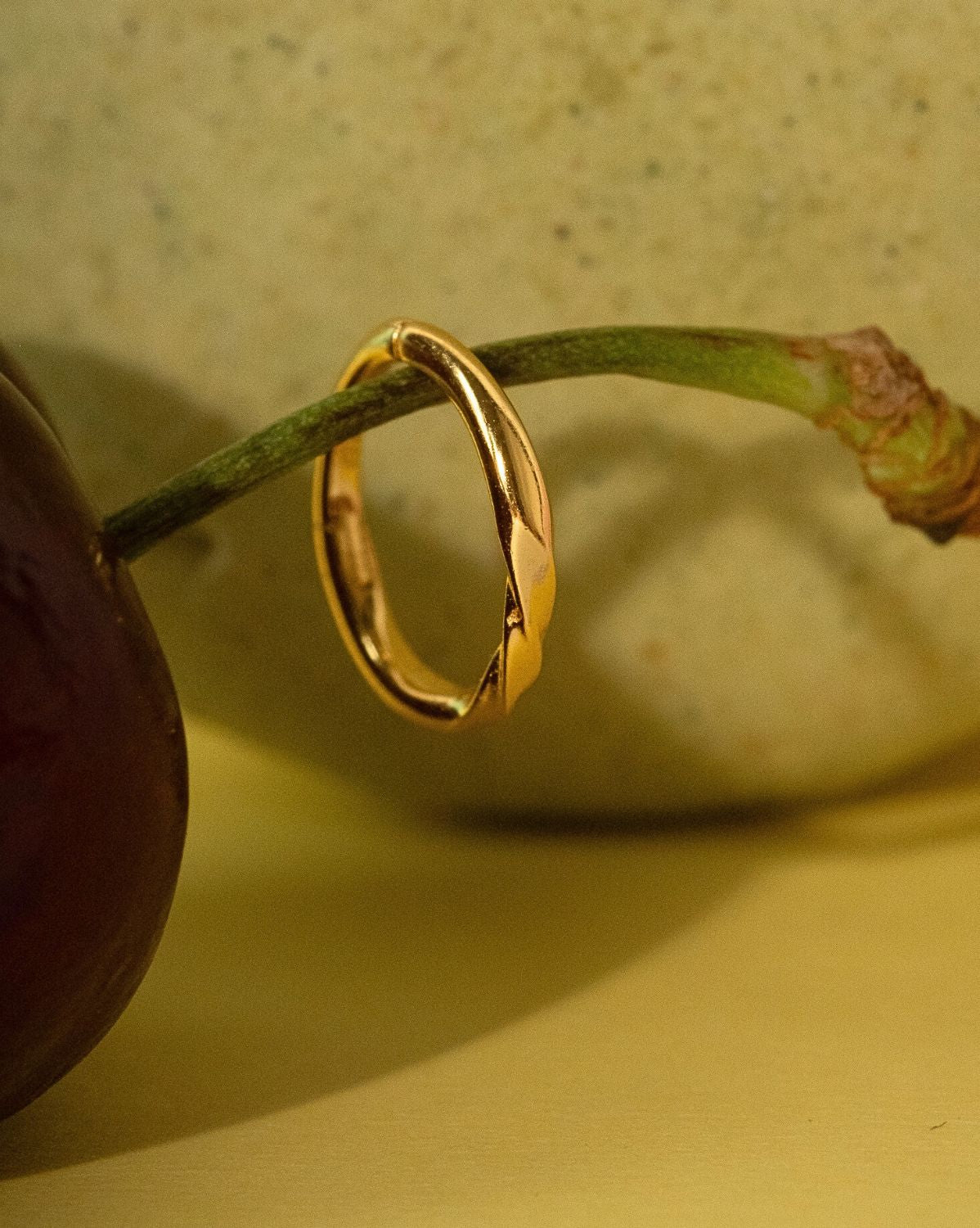 14K Solid Gold Twist Seamless Clicker - Image 3